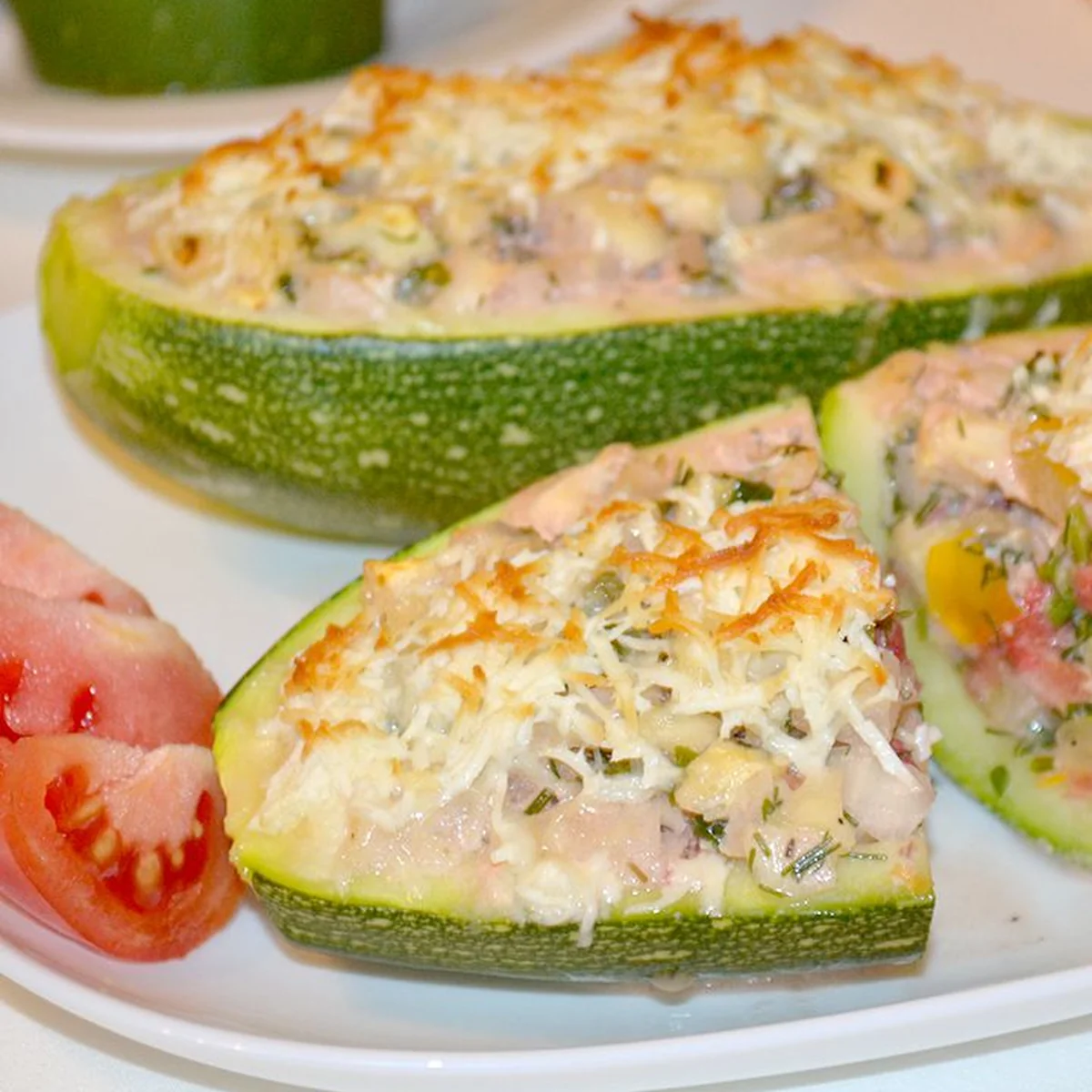 Кабачки, фаршированные помидорами
