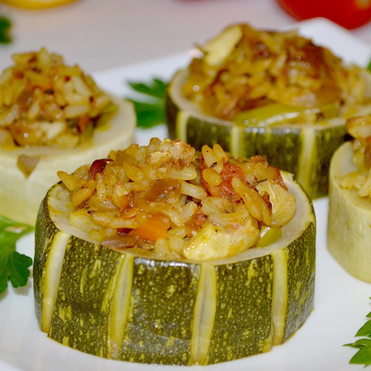 Кабачки и цуккини, фаршированные рисом и овощами