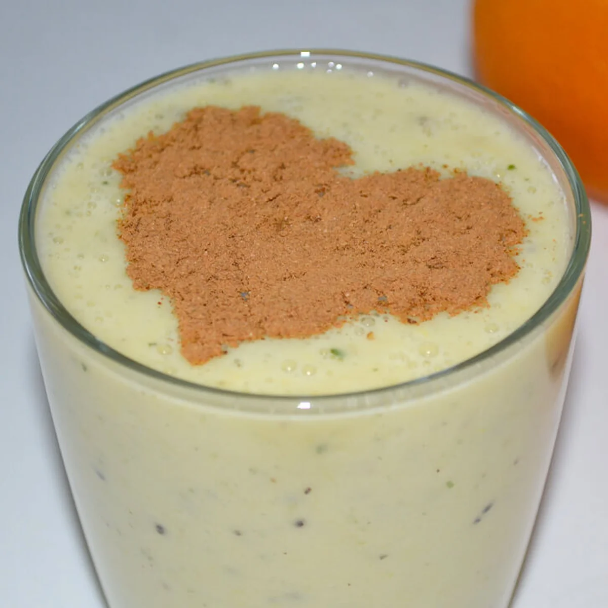 Коктейль из банана, киви, апельсина с корицей и мятой