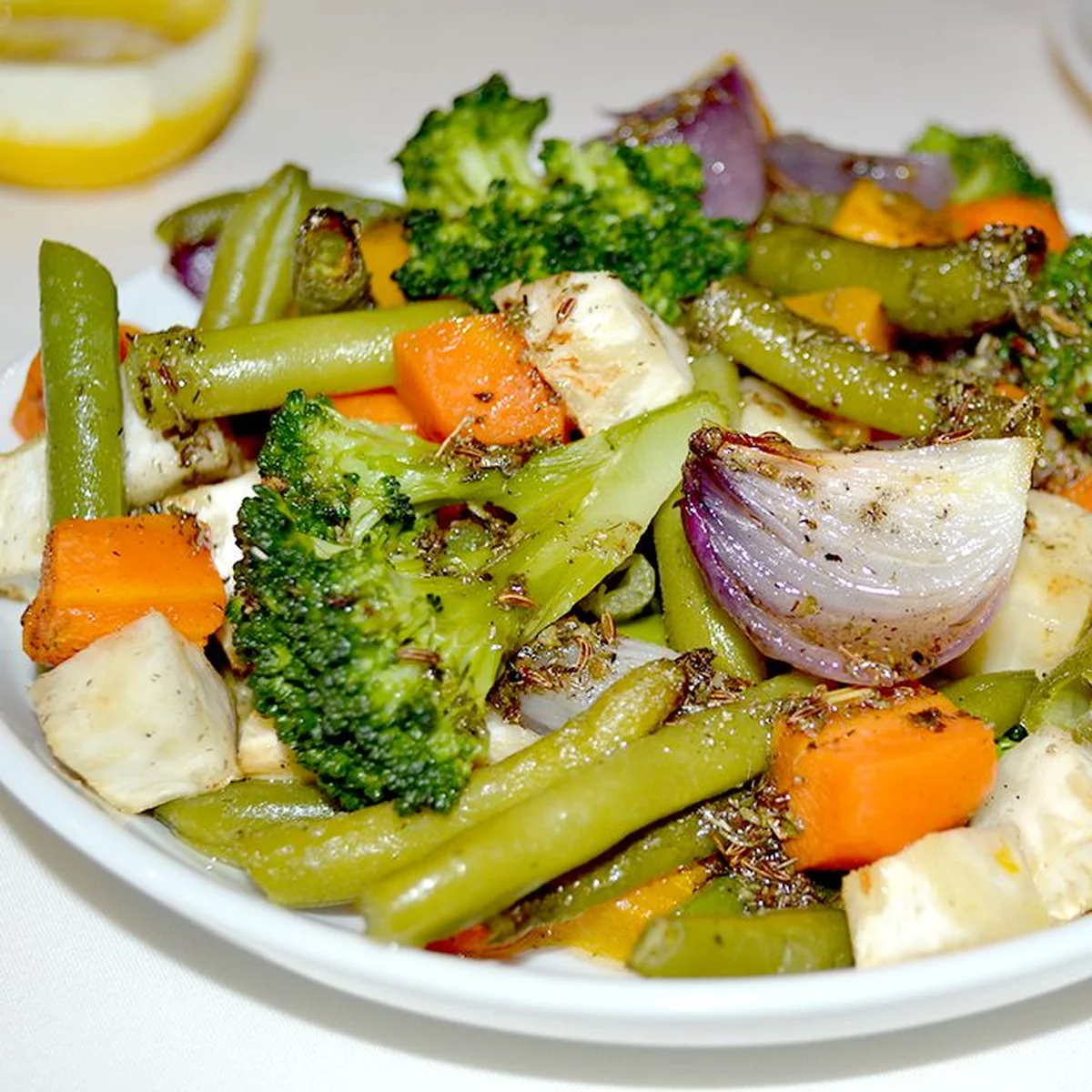 Корень сельдерея в духовке с овощами