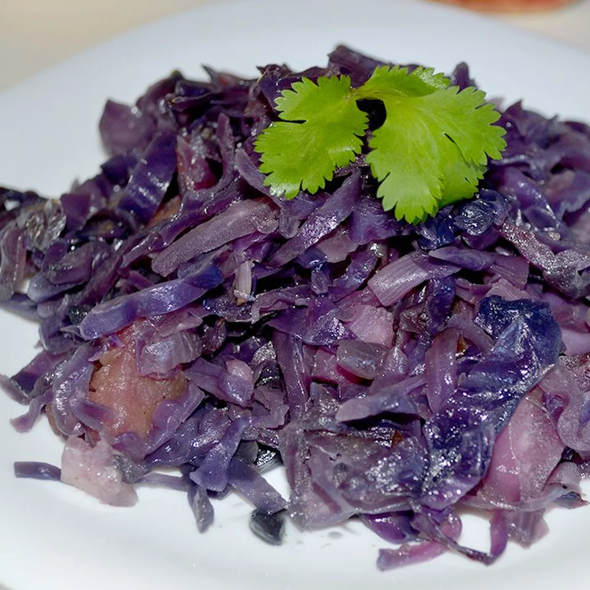 Красная капуста тушёная с яблоками