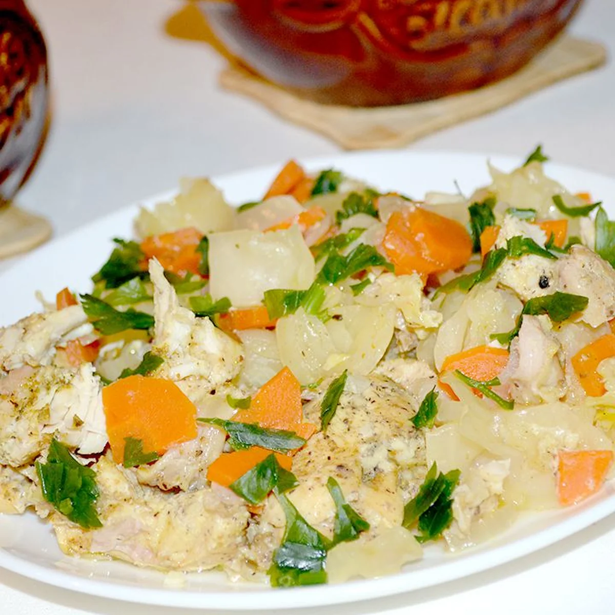 Курица с овощами в горшочке