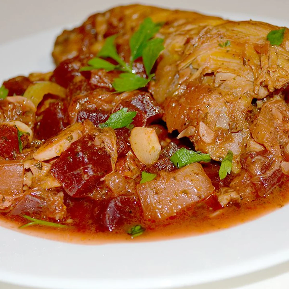 Курица тушёная с кабачками