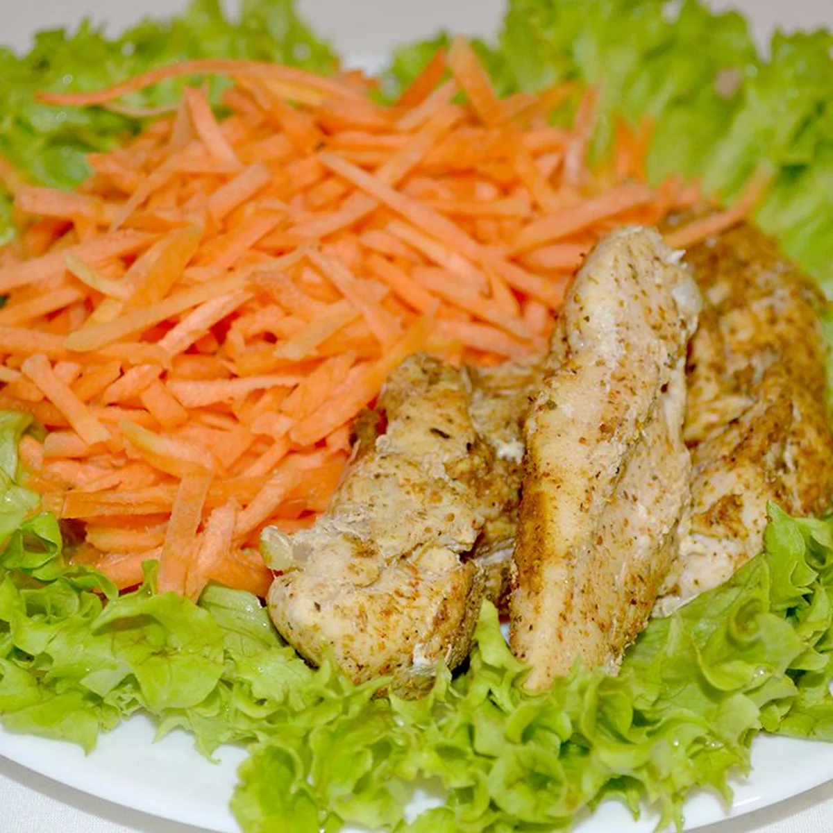 Куриное филе в пароварке с гарниром из сырой моркови и листьев салата
