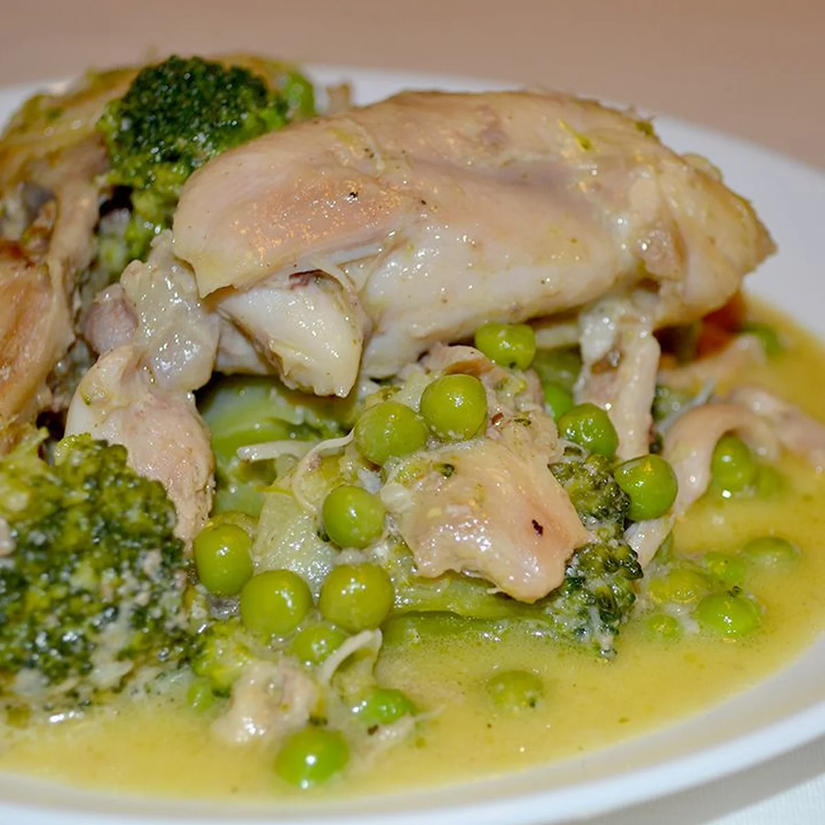 Куриные бёдрышки тушёные с овощами