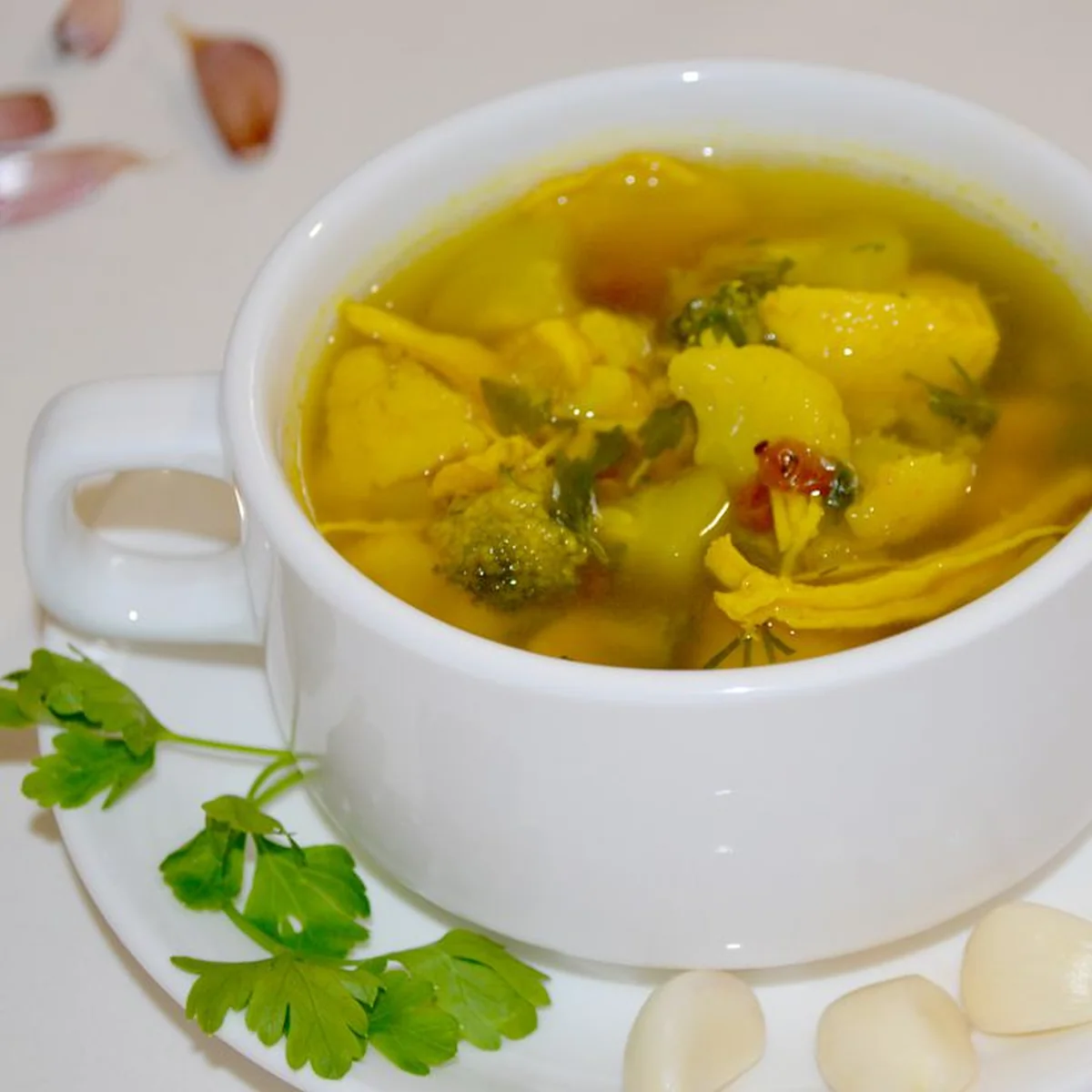 Куриный суп с брокколи и цветной капустой