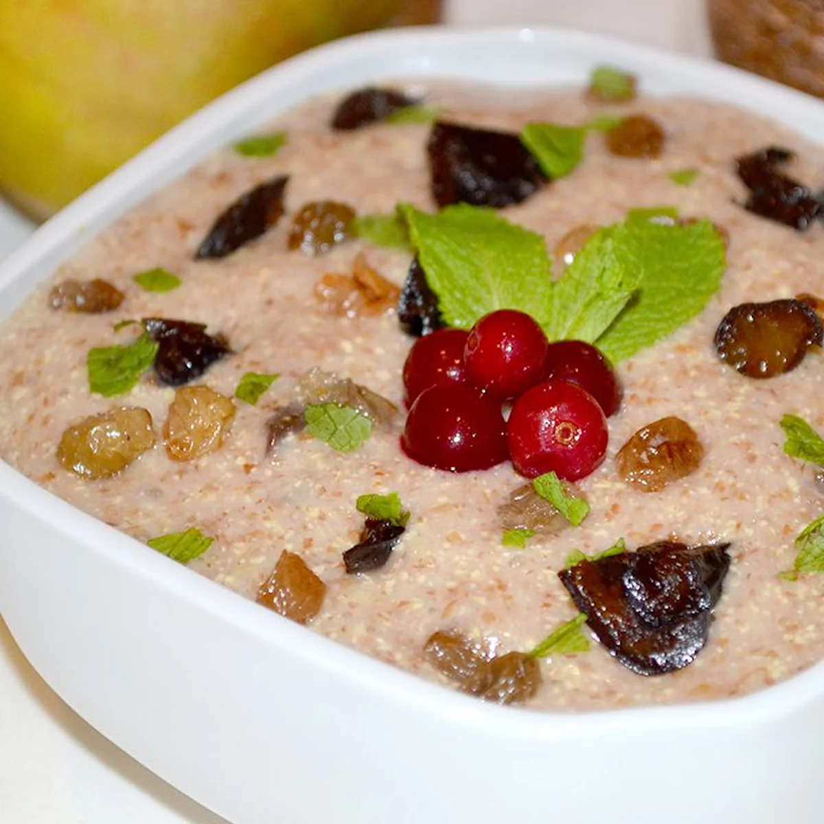 Льняная каша с черносливом, изюмом и яблоком