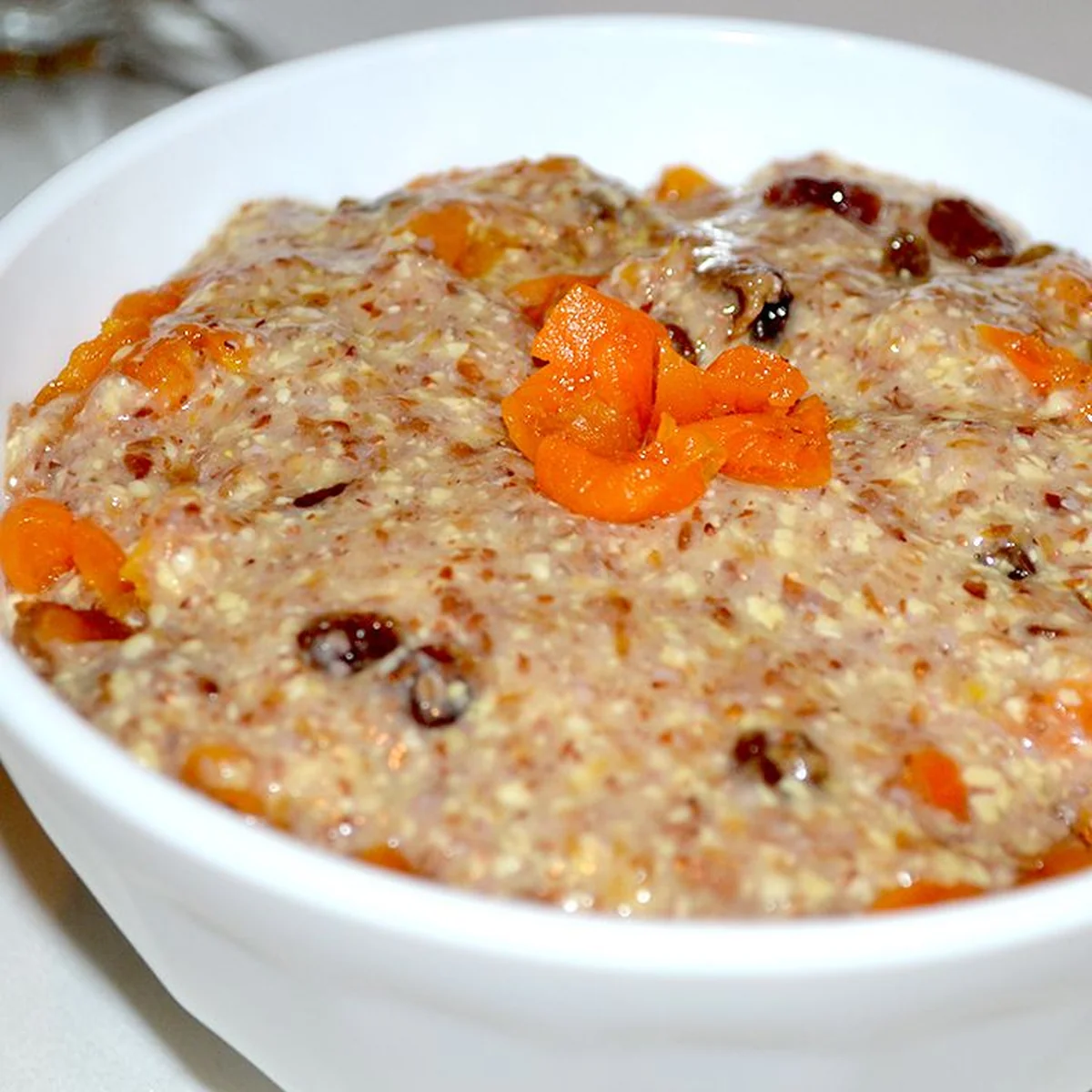 Льняная каша с хурмой, изюмом и курагой