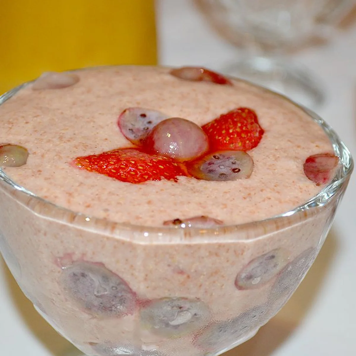 Льняная каша с клубникой и абрикосами