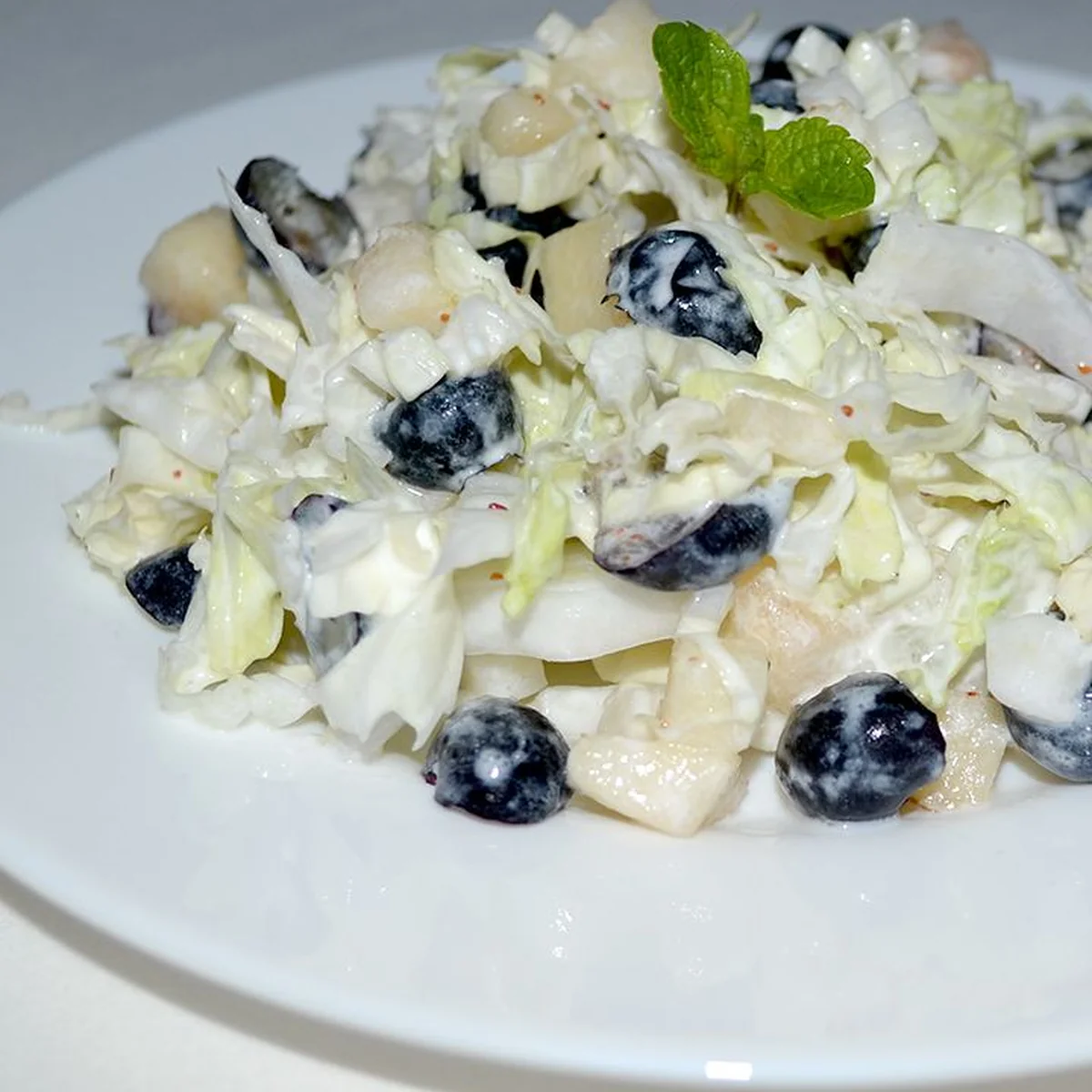 Лёгкий салат с пекинской капустой и голубикой