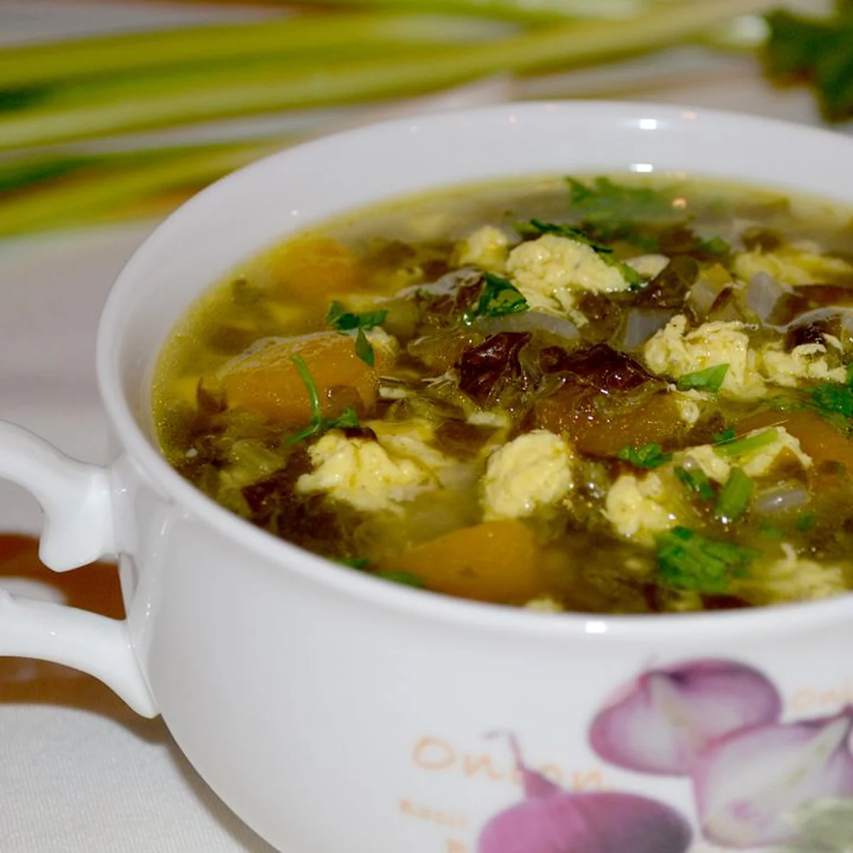 Очень вкусный зелёный щавелевый суп с яйцом