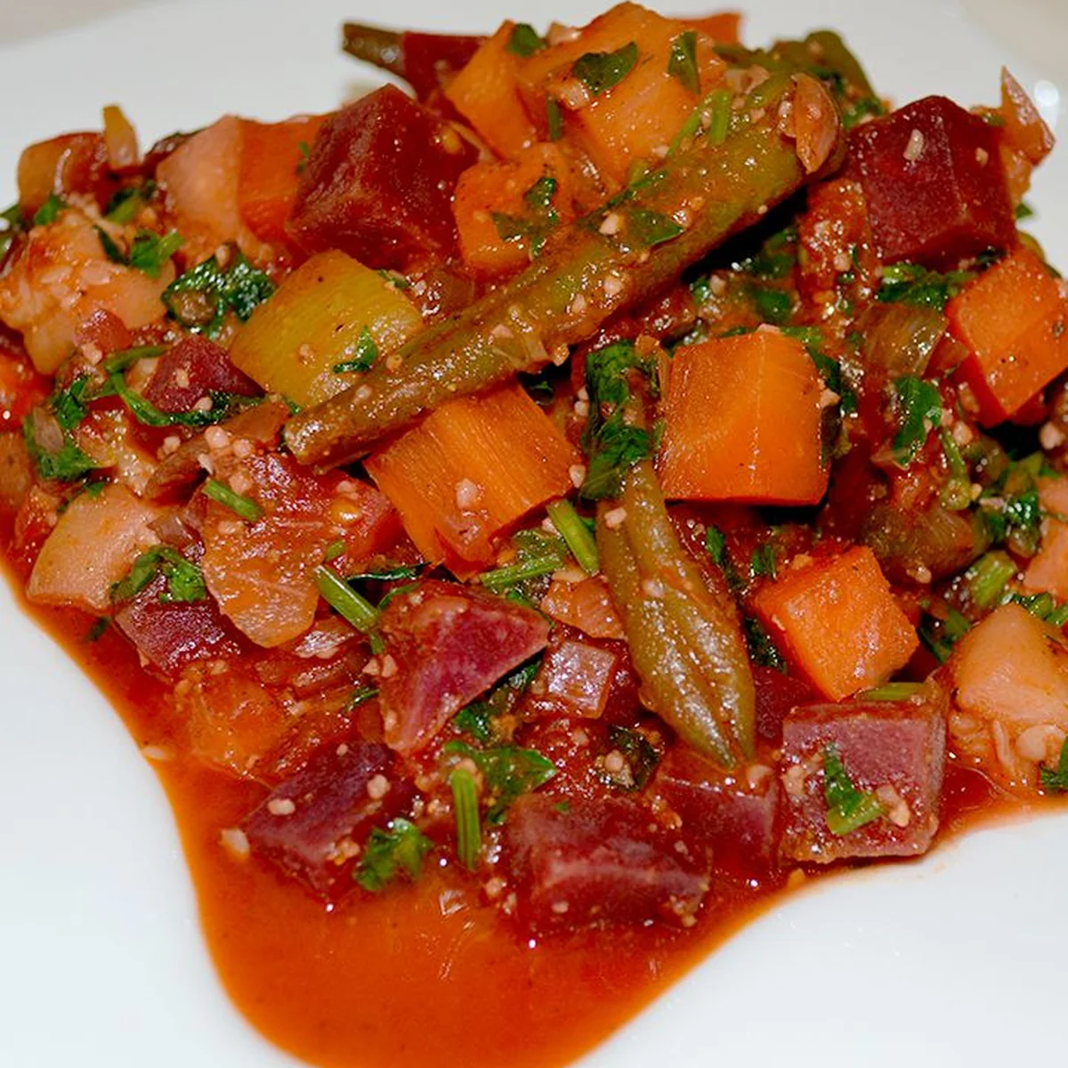 Овощное рагу из стручковой фасоли, моркови, свеклы, кабачков и пастернака