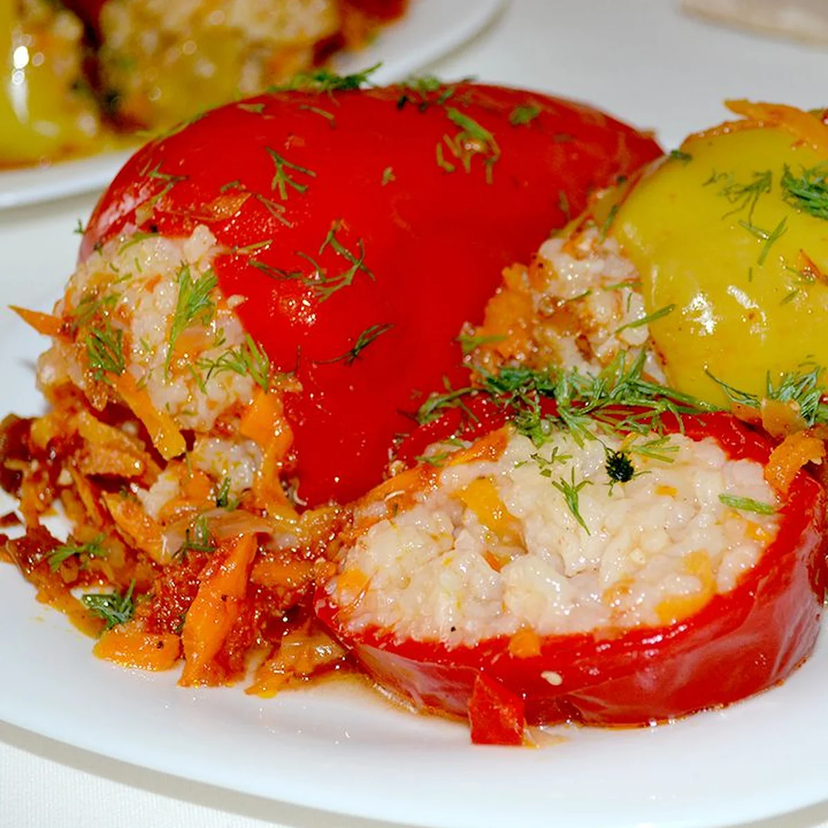 Перец, фаршированный рисом и овощами