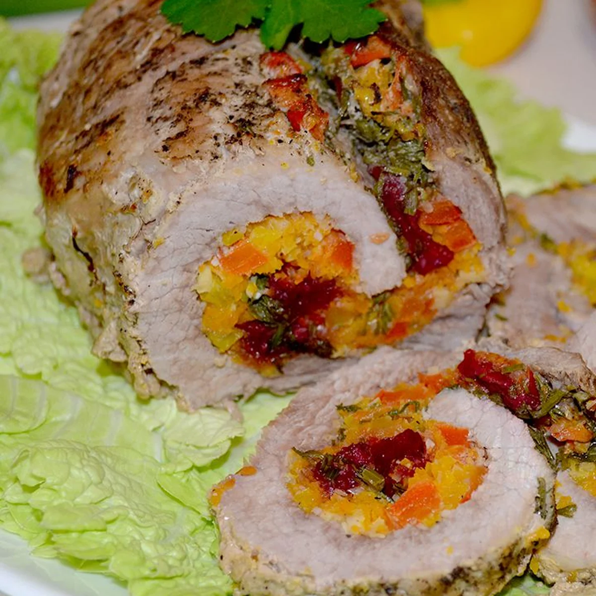 Рулет из свинины с начинкой, запечённый в духовке