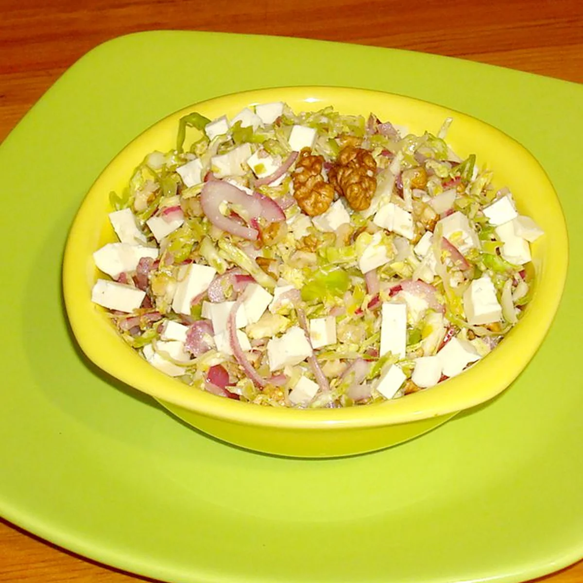 Салат из брюссельской капусты, орехов и сыра