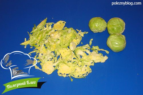 Салат из брюссельской капусты, орехов и сыра - Шаг 1