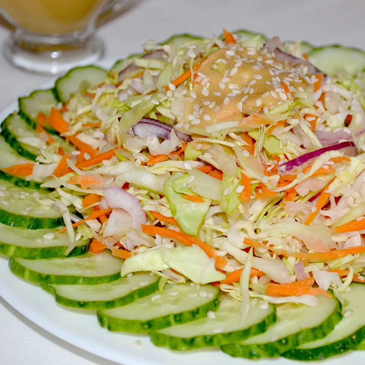 Салат из капусты, моркови и огурца с освежающим кунжутным соусом