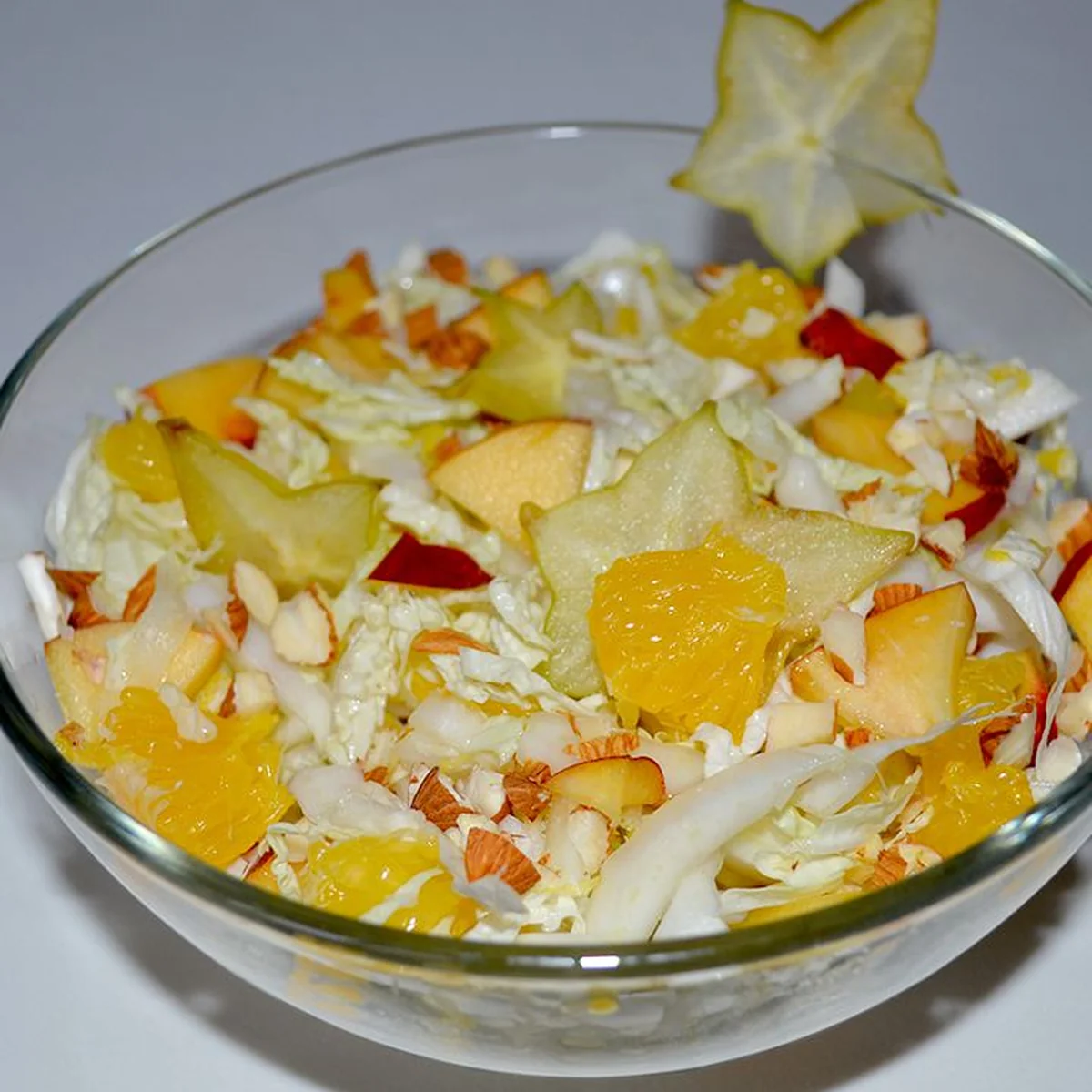 Салат из пекинской капусты и карамболы