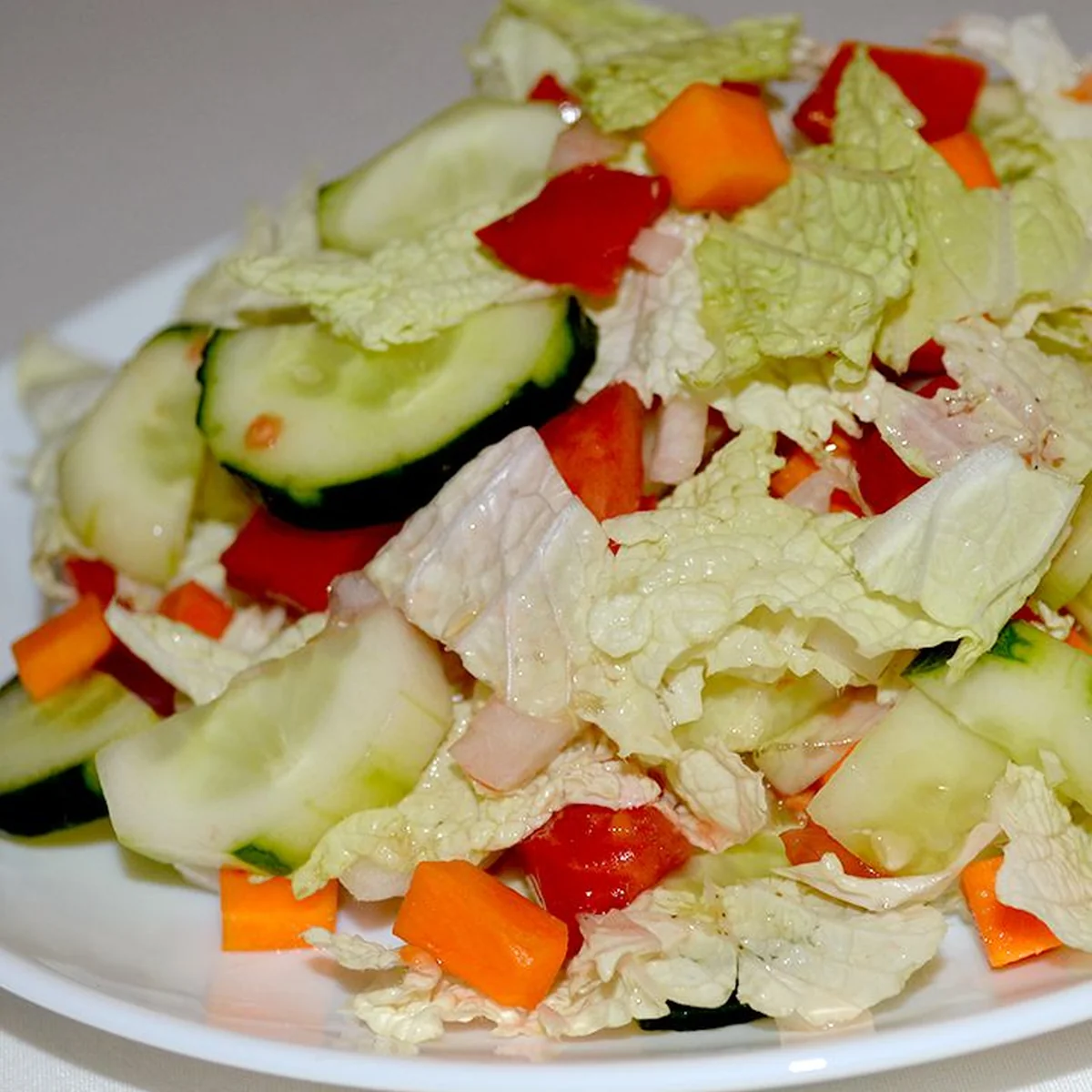 Салат из пекинской капусты, тыквы, огурца и помидора