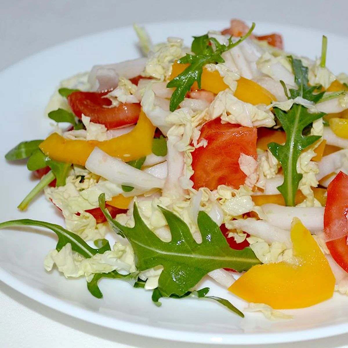 Салат с рукколой и пекинской капустой