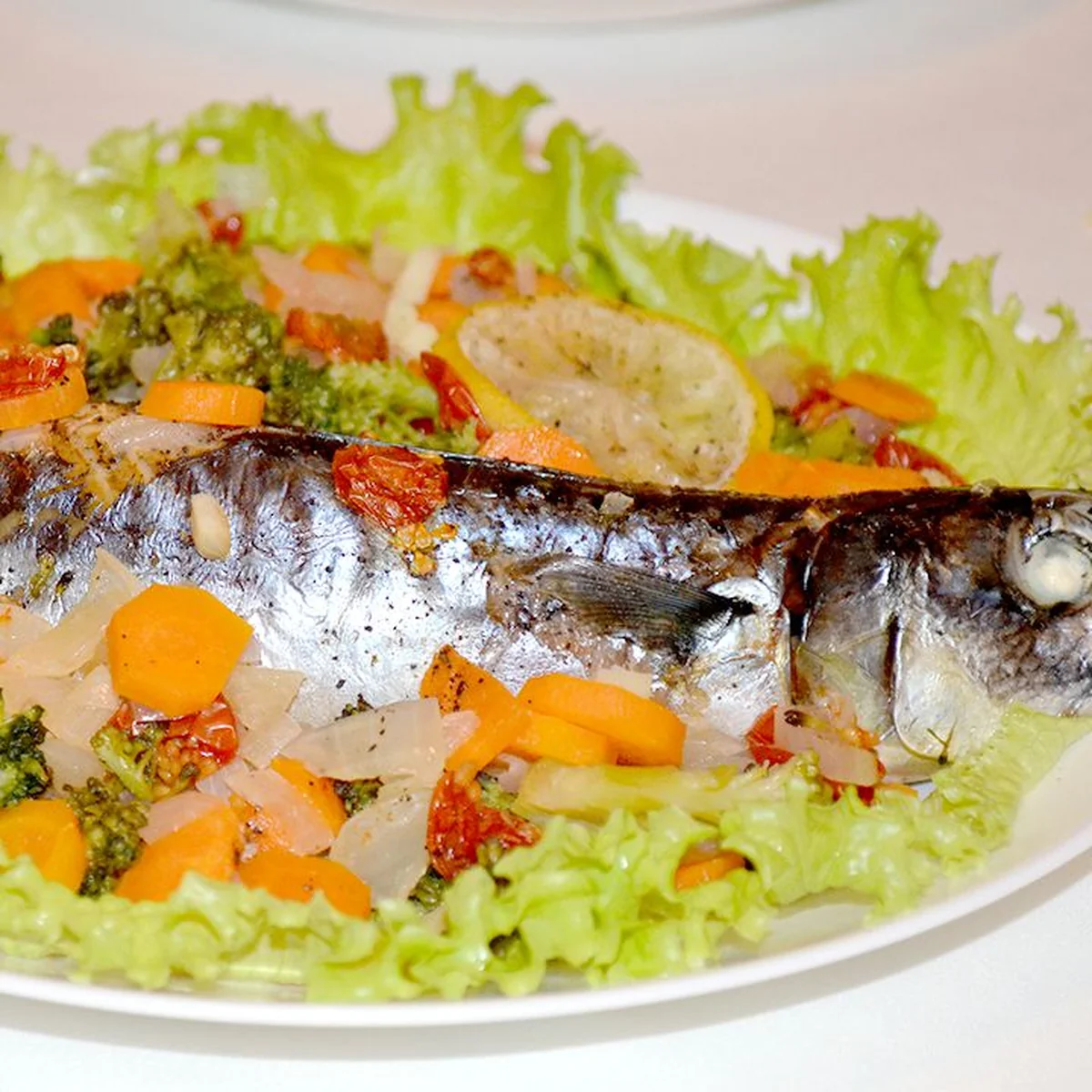 Скумбрия, запечённая с овощами