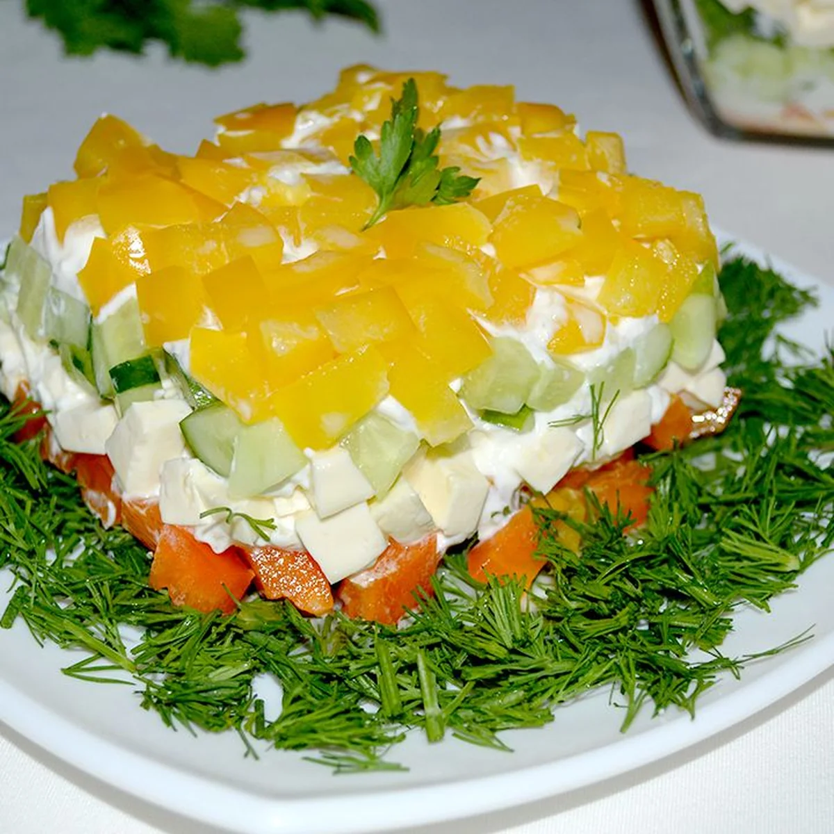 Слоёный салат из огурца, перца и сыра