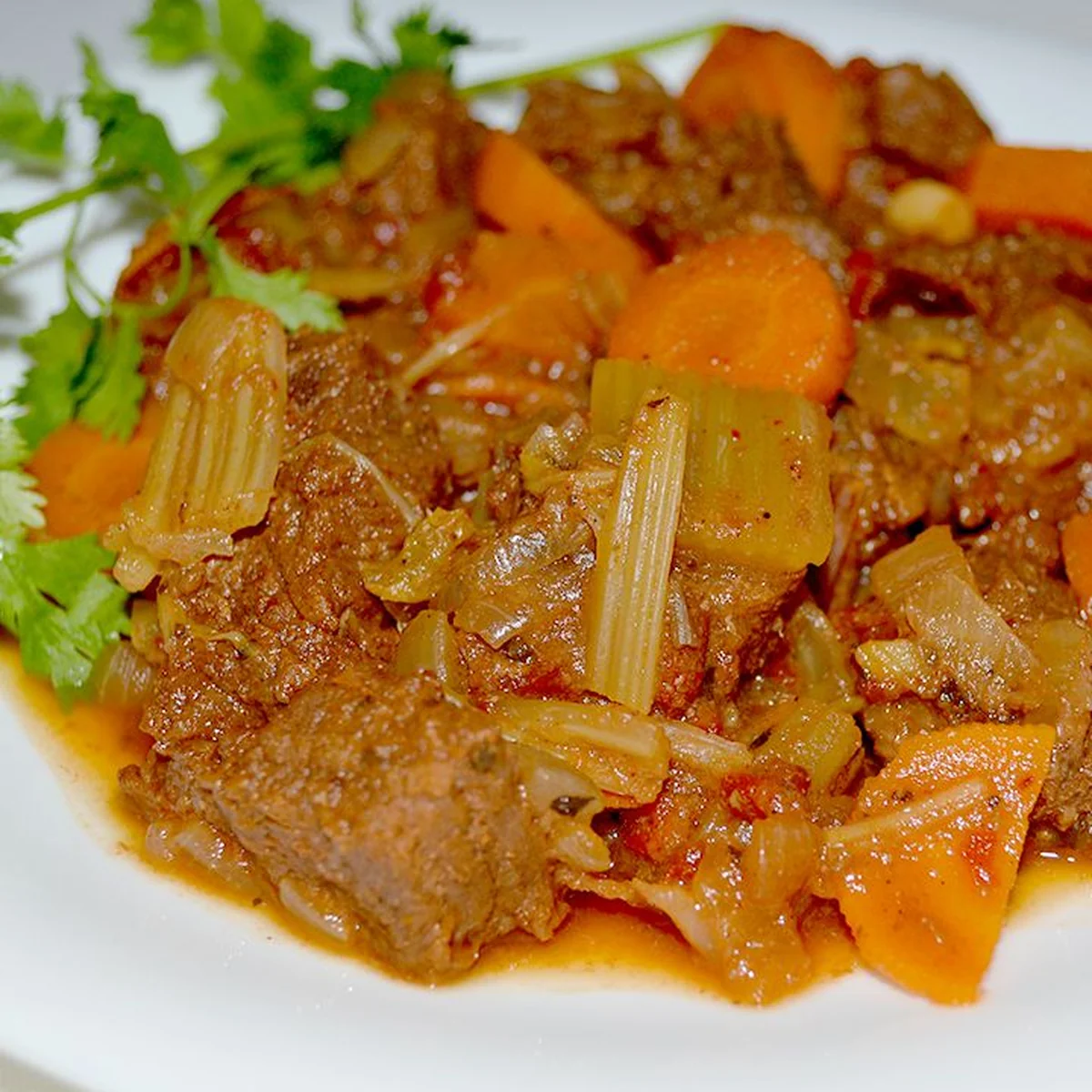 Тушёная говядина с луком и морковью