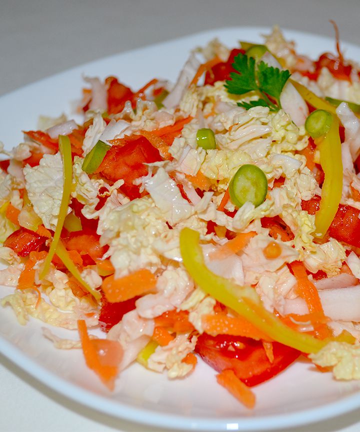 Салат из пекинской капусты, моркови, помидора и перца