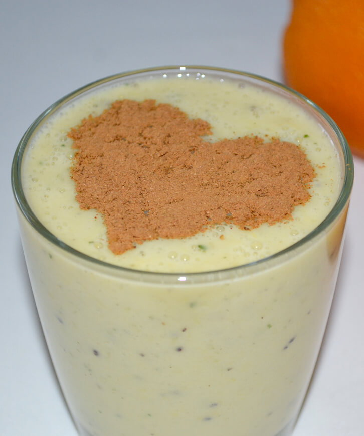 Коктейль из банана, киви, апельсина с корицей и мятой
