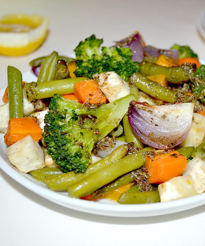 Корень сельдерея в духовке с овощами