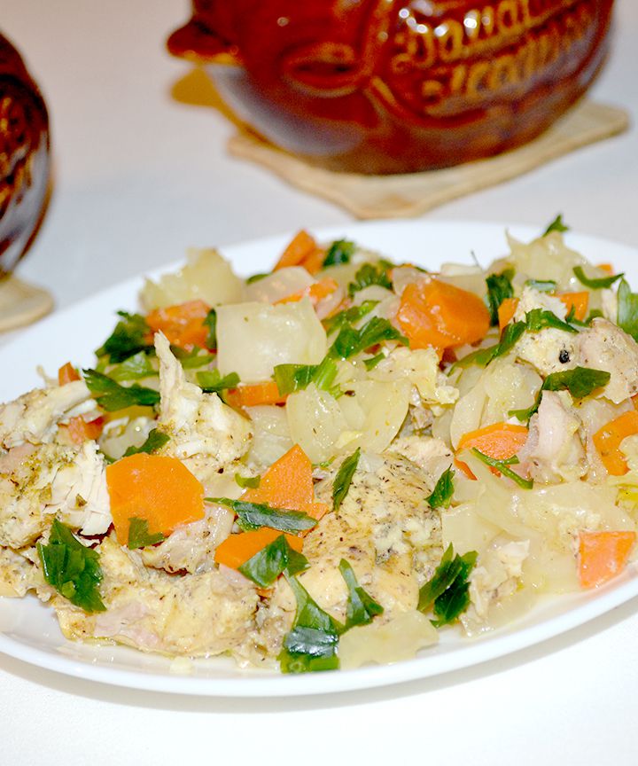 Курица с овощами в горшочке