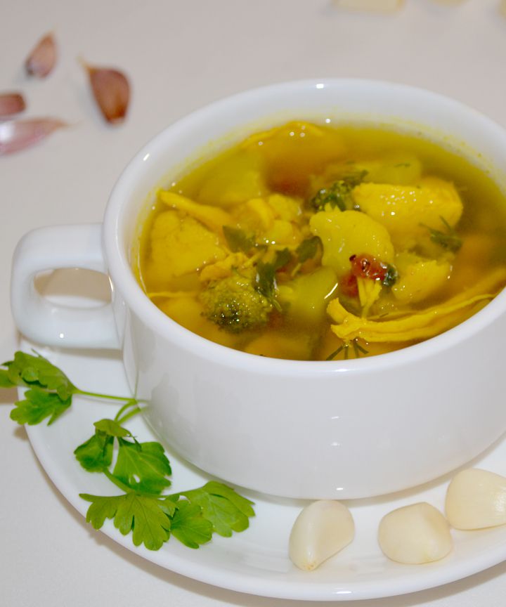 Куриный суп с брокколи и цветной капустой