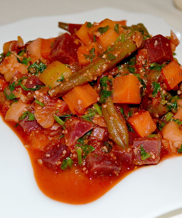 Овощное рагу из стручковой фасоли, моркови, свеклы, кабачков и пастернака