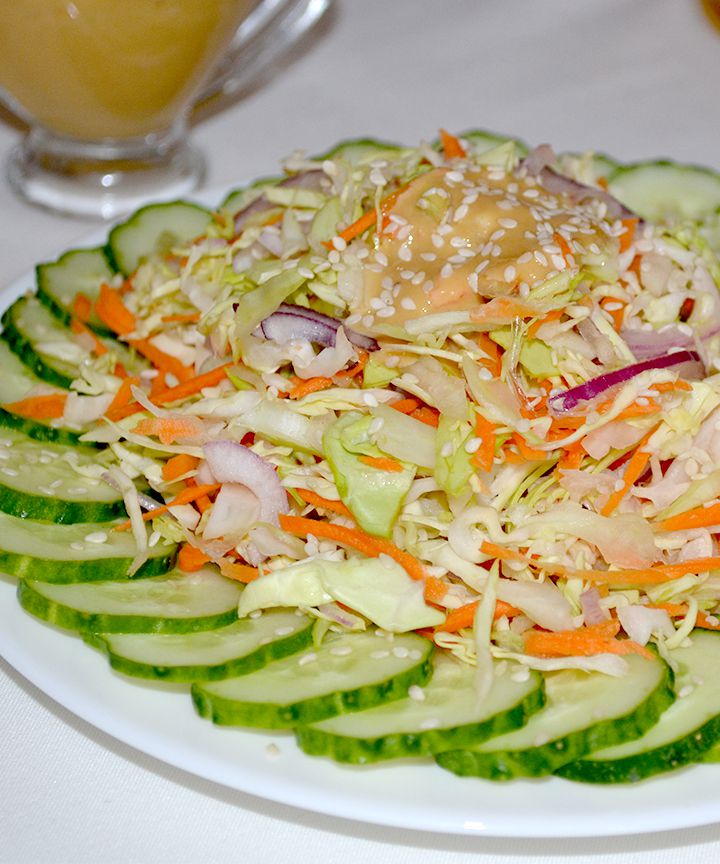 Салат из капусты, моркови и огурца с освежающим кунжутным соусом