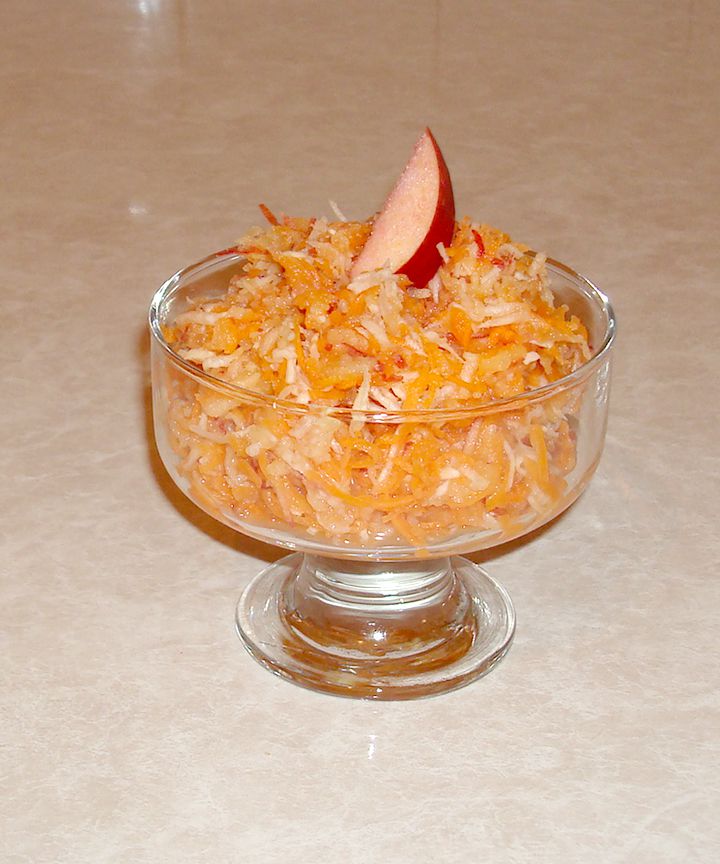 Салат из корня сельдерея с яблоком и морковью без заправки