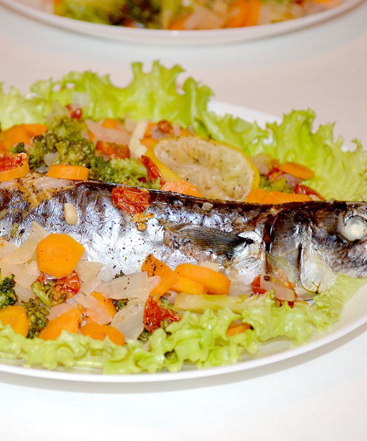 Скумбрия, запечённая с овощами