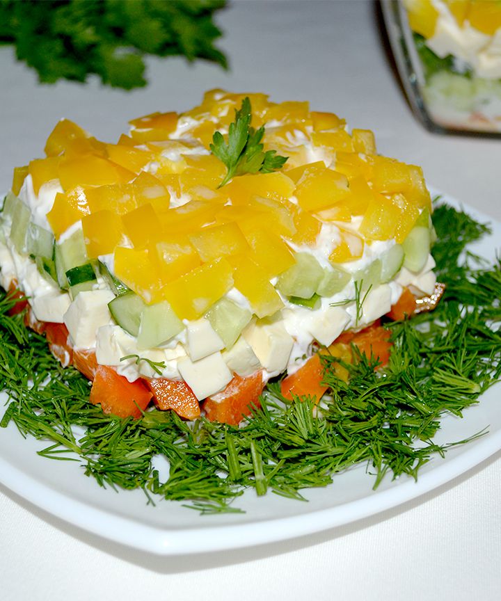 Слоёный салат из огурца, перца и сыра