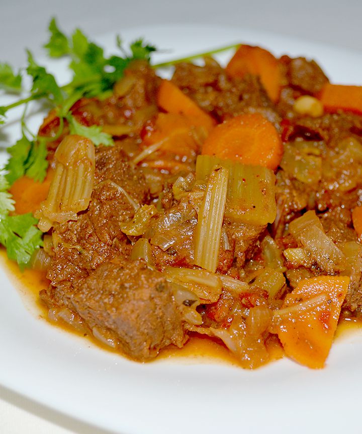 Тушёная говядина с луком и морковью