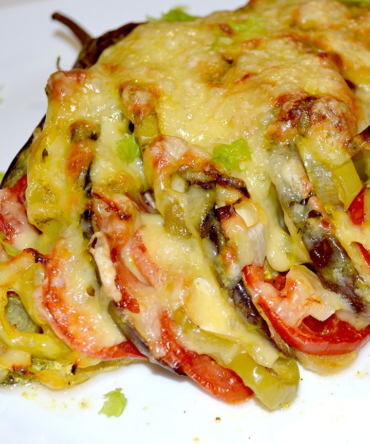 Баклажаны с курицей и овощами под сыром